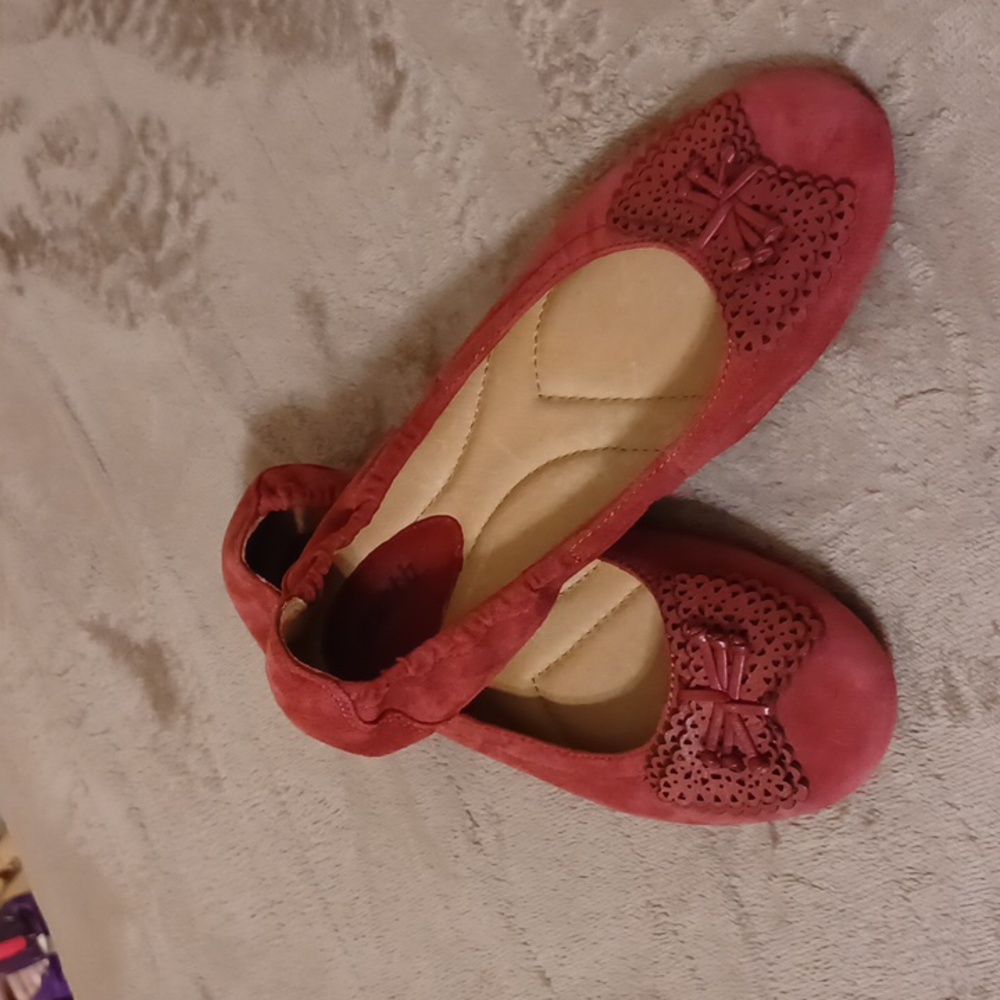 Earth, sz 7B, burnt red, suede flats NWOT tags. Padded insoles for comfort plus.